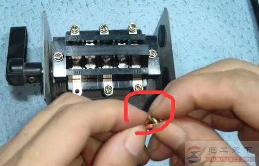 螺丝压软线不能直接压,否则伤害相当大