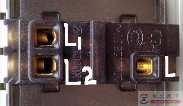 两个开关控制一盏灯的接线图说明