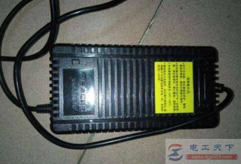 电动车充电10个小时仍红灯什么原因