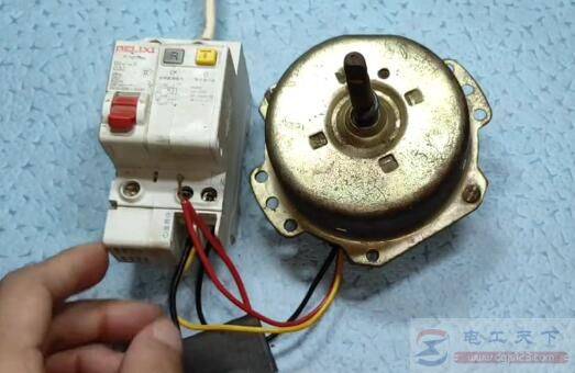 三线单相电机怎么接线,从电机正反转原理上来看明白