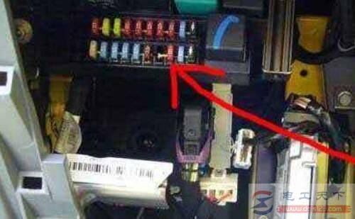 保险丝总烧断的原因,保险丝断了怎么更换