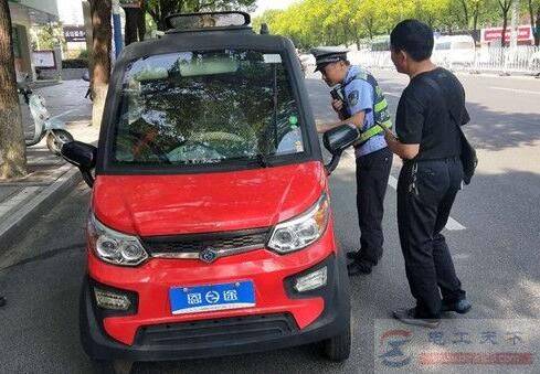 电动车驾驶的四个禁止行为,看看你犯过哪一个