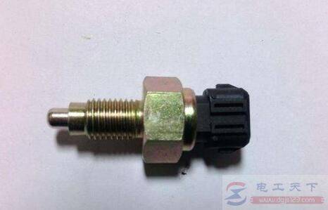 汽车倒车灯不亮怎么办?