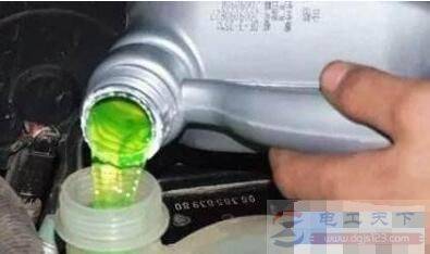 汽车冷却液红绿色能不能混加