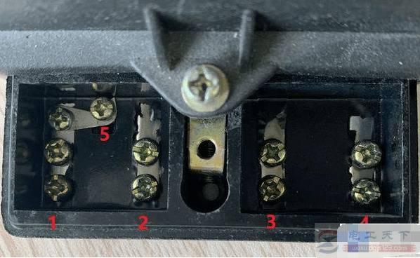 单相智能电表出线零线能和火线接在一起吗?