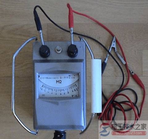 兆欧表与万用表测量绝缘电阻有何区别?