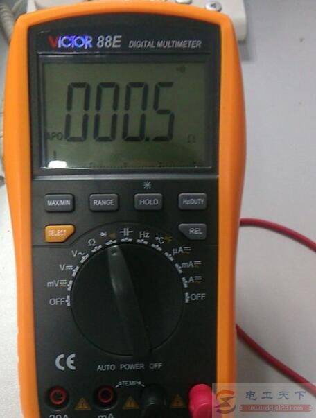 如何将数字万用表9V电池改装3.7V锂电的充电电池