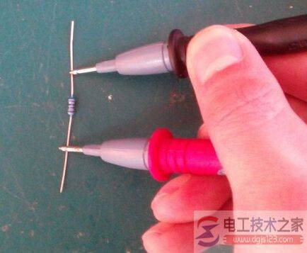 万用表怎么测量电压,万用表测量电压的方法图解