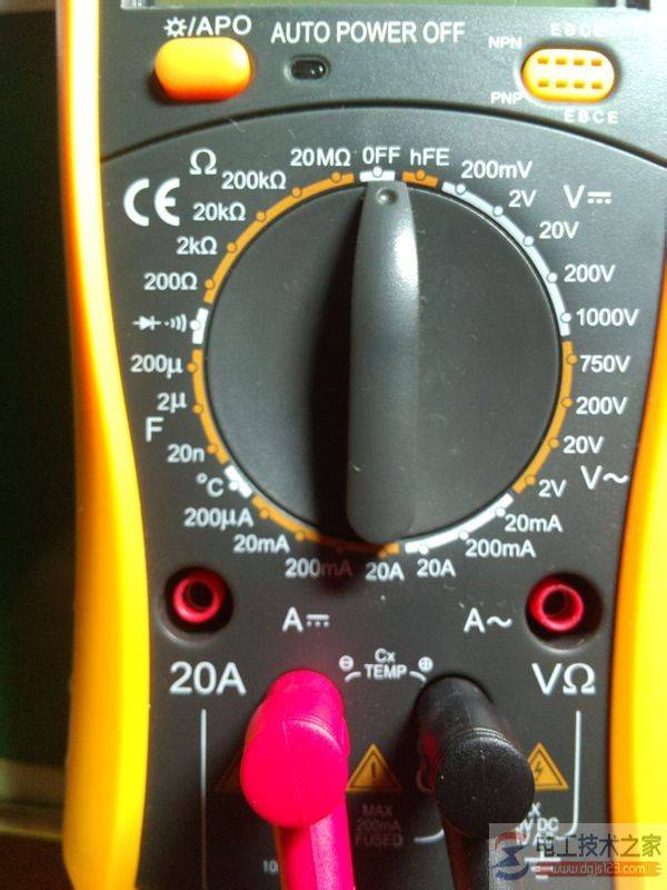 万用表怎么测量电压,万用表测量电压的方法图解