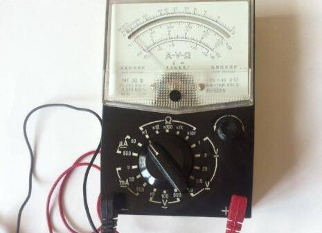 万用表不同量程测量同一电压哪个误差小