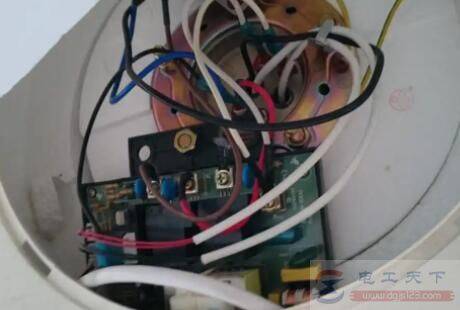 家里刚装的电热水器老跳闸怎么回事?