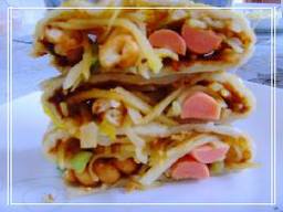 煎饼果子 。 煎饼果子 。