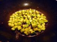 鸡粒炒西兰花梗