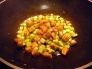 鸡粒炒西兰花梗