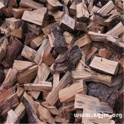 梦见自己背着木柴进屋