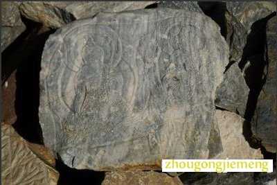 梦见用石头砸青蛙