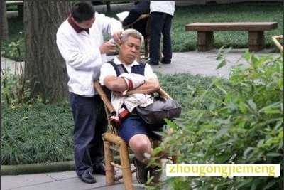 梦见给别人挖耳屎