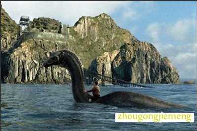 梦见水怪在游泳