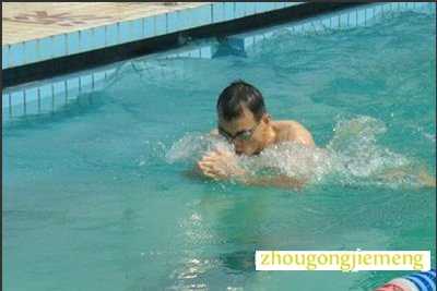 梦见光着身子在水中游