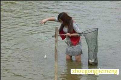 梦见女人在抓鱼