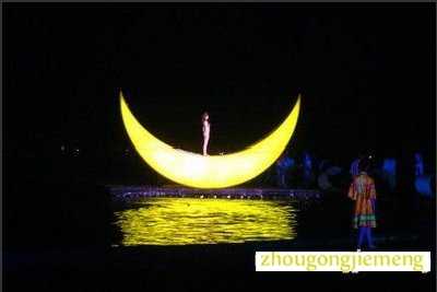 梦见没穿衣服表演