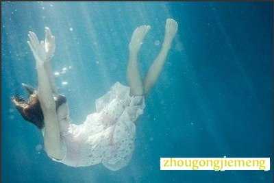 梦见在水中挣扎