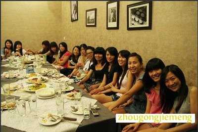 梦见很多人吃饭