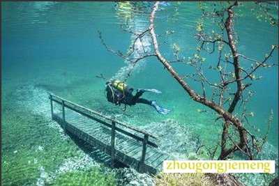 梦见潜入河的深处