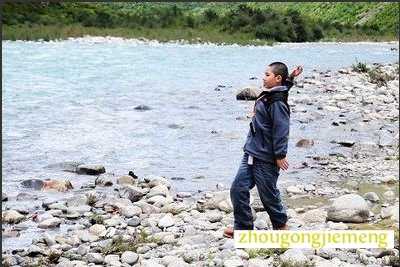 梦见把小石头向远方抛去