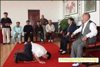 梦见自己给别人磕头