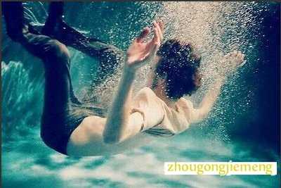 梦见跌落 坠落 摔倒