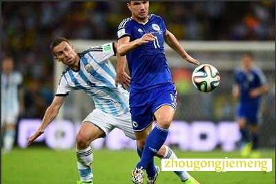 梦见踢足球射门