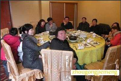 梦见在家里与家人一起用餐