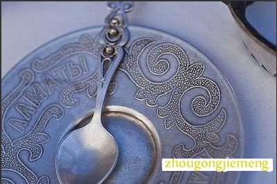 梦见用银盘子吃饭