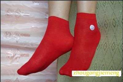 梦见穿红袜子