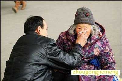 梦见在世的母亲死了