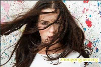 梦见女人披头散发