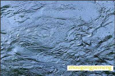 梦见到处都是水