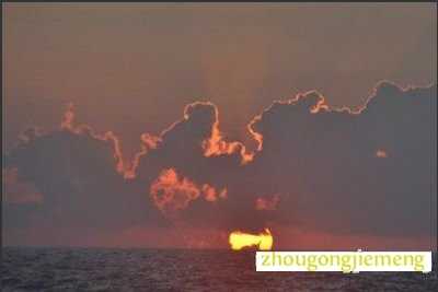 梦见水上有火燃烧