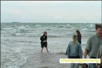 梦见波浪涌向脚下